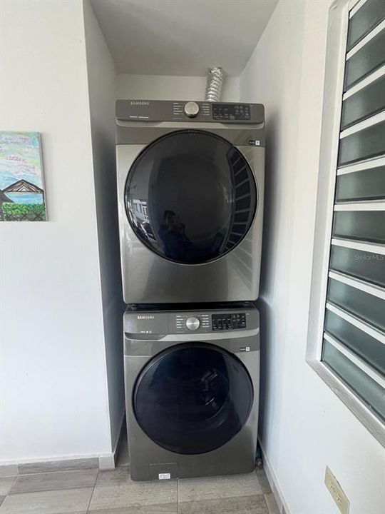 For Sale: $375,000 (3 beds, 3 baths, 1465 Square Feet)