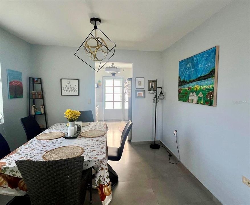 For Sale: $375,000 (3 beds, 3 baths, 1465 Square Feet)