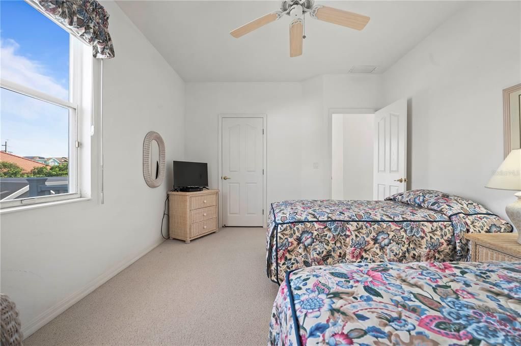 待售: $1,100,000 (4 贝兹, 2 浴室, 2983 平方英尺)