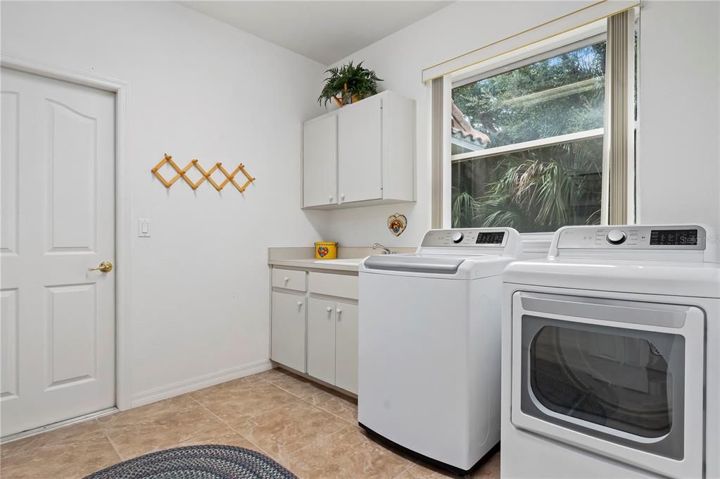 待售: $1,100,000 (4 贝兹, 2 浴室, 2983 平方英尺)