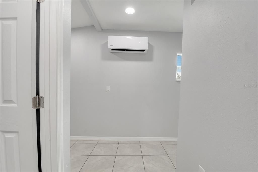 For Rent: $950 (1 beds, 1 baths, 253 Square Feet)