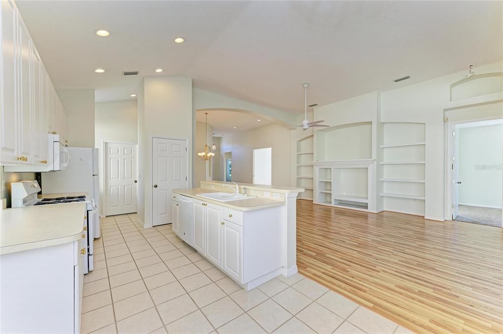 For Sale: $565,000 (2 beds, 2 baths, 1773 Square Feet)