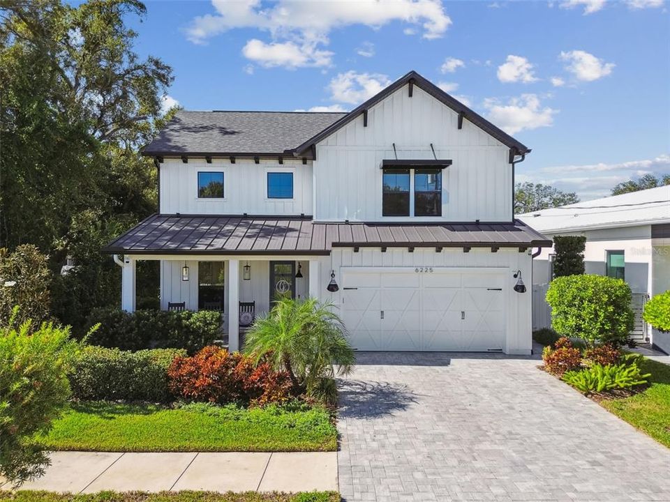 Recently Sold: $1,100,000 (4 beds, 3 baths, 2585 Square Feet)