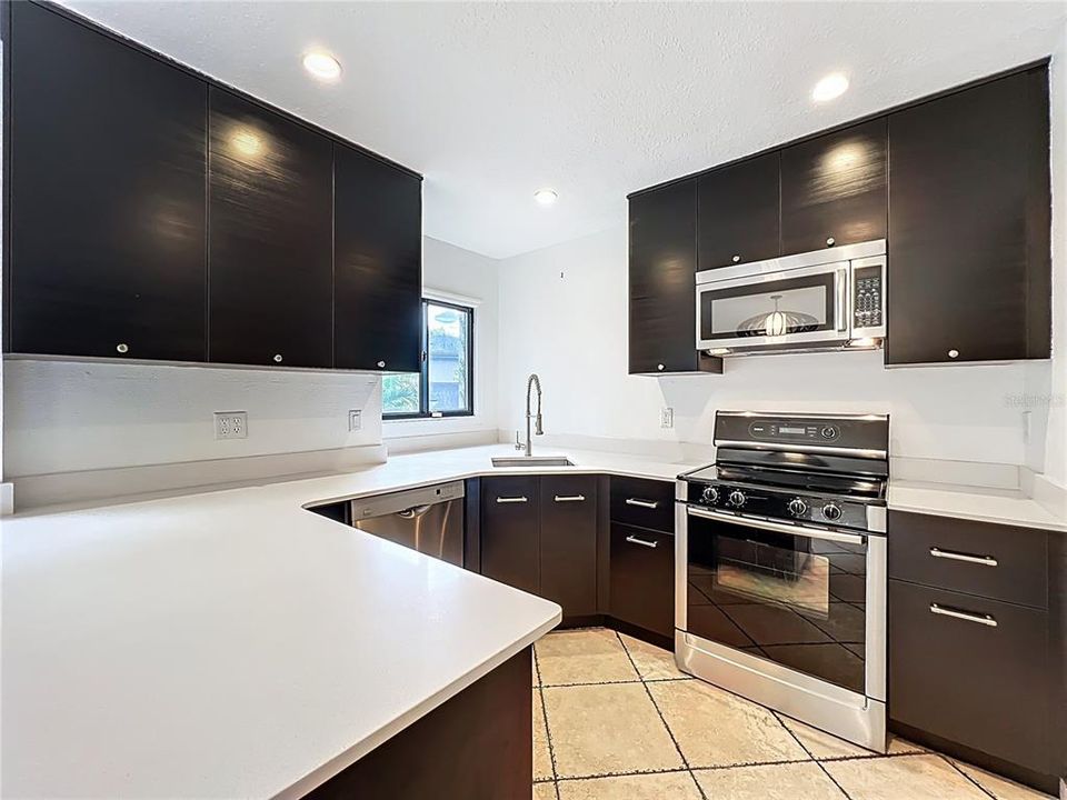 For Sale: $529,900 (2 beds, 2 baths, 1637 Square Feet)