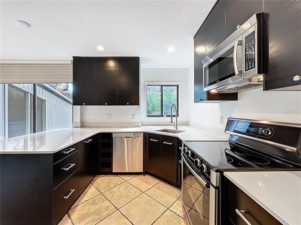 For Sale: $529,900 (2 beds, 2 baths, 1637 Square Feet)