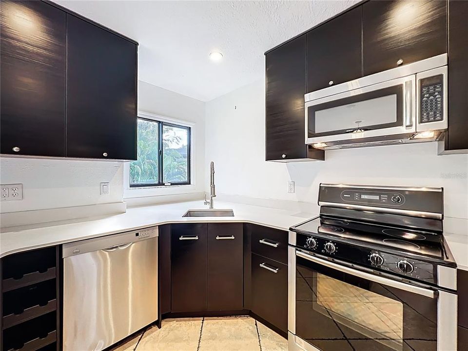 For Sale: $529,900 (2 beds, 2 baths, 1637 Square Feet)