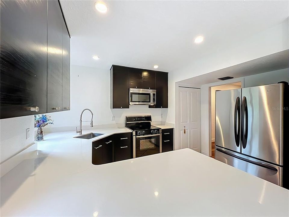 For Sale: $529,900 (2 beds, 2 baths, 1637 Square Feet)