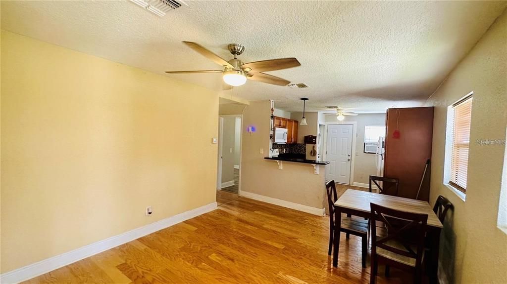 出租: $1,499 (2 贝兹, 1 浴室, 732 平方英尺)