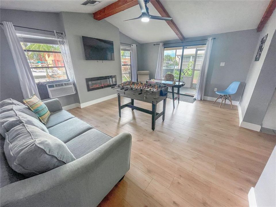 For Sale: $350,000 (3 beds, 2 baths, 1400 Square Feet)