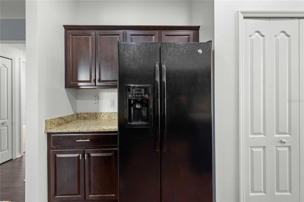 Под контрактом: $299,900 (3 спален, 2 ванн, 1360 Квадратных фут)