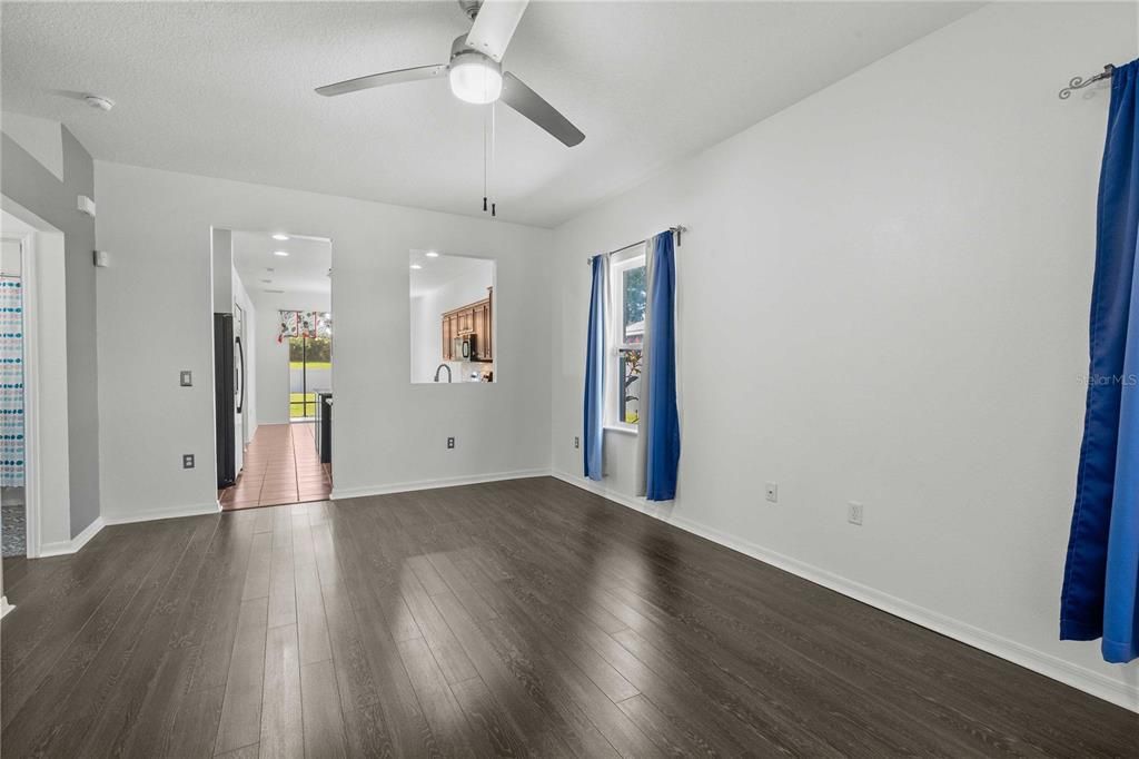 Под контрактом: $299,900 (3 спален, 2 ванн, 1360 Квадратных фут)