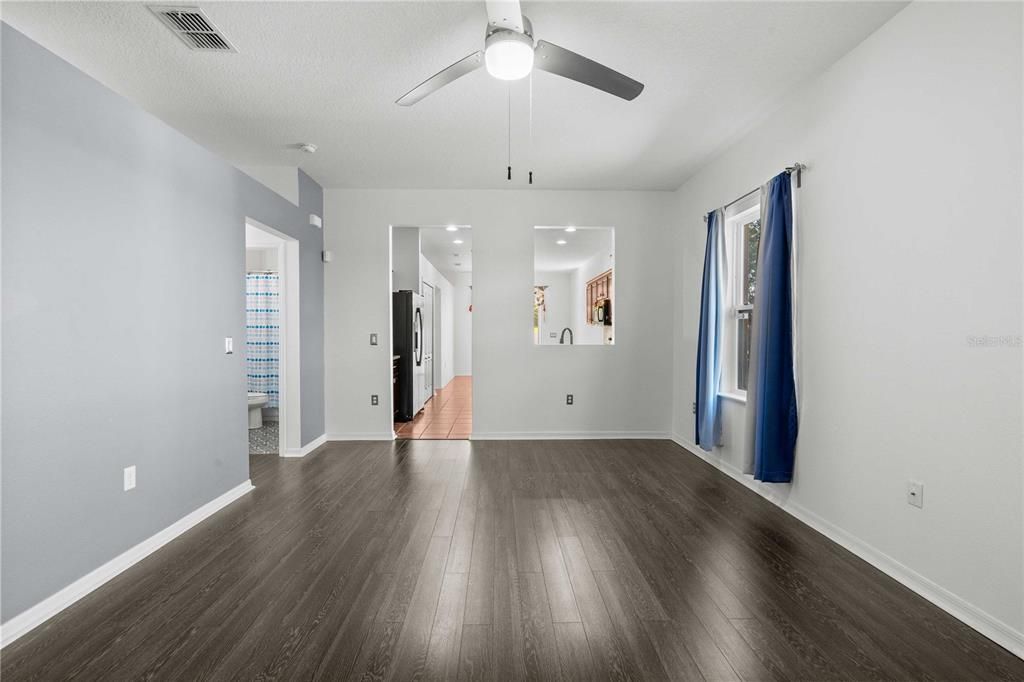 Под контрактом: $299,900 (3 спален, 2 ванн, 1360 Квадратных фут)