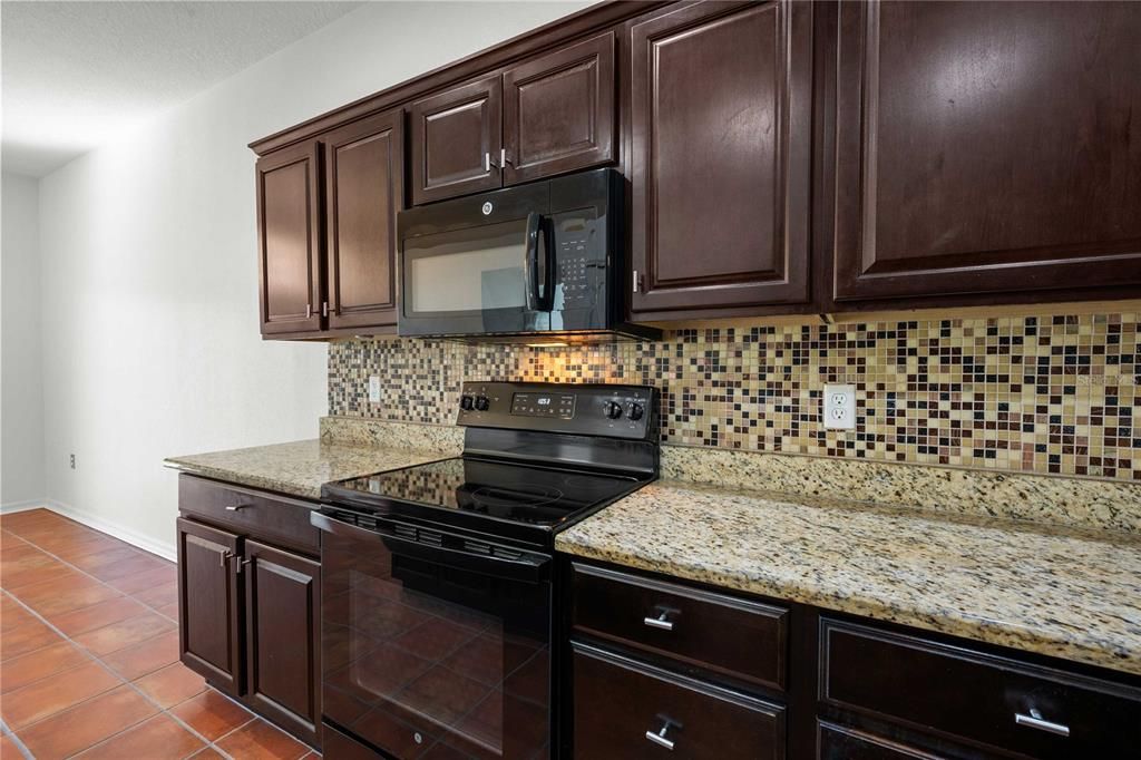 Под контрактом: $299,900 (3 спален, 2 ванн, 1360 Квадратных фут)