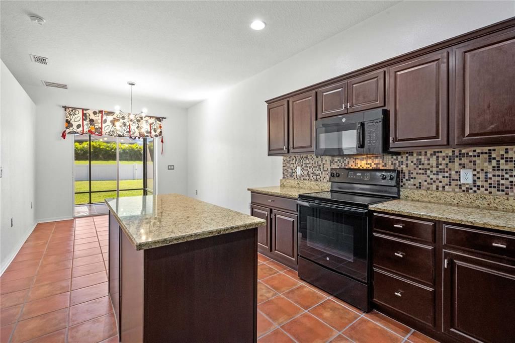 Под контрактом: $299,900 (3 спален, 2 ванн, 1360 Квадратных фут)