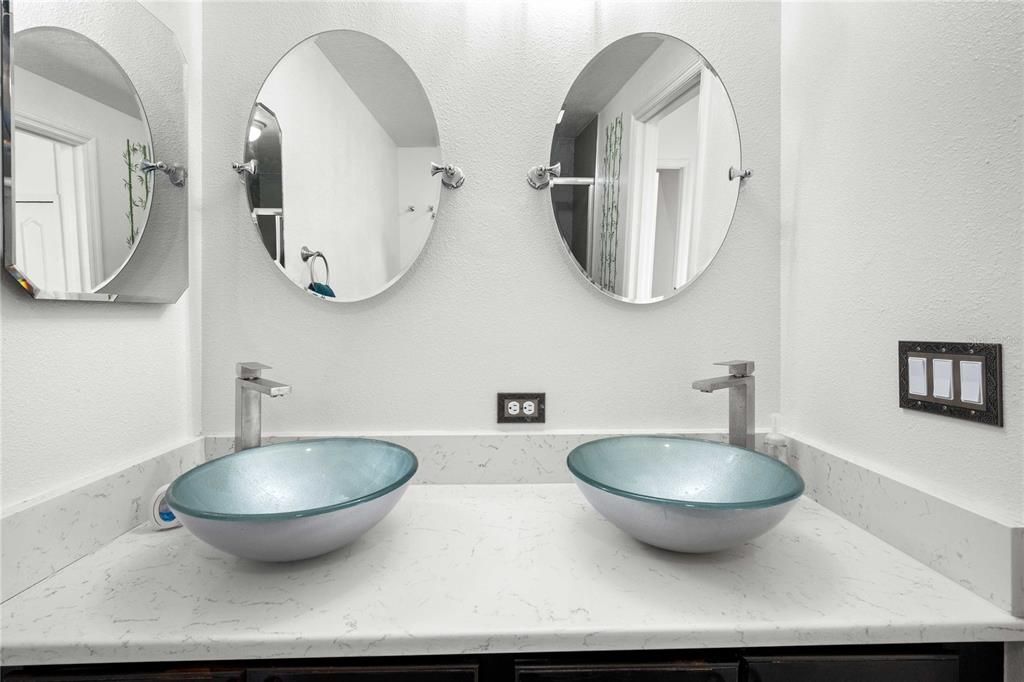 Под контрактом: $299,900 (3 спален, 2 ванн, 1360 Квадратных фут)