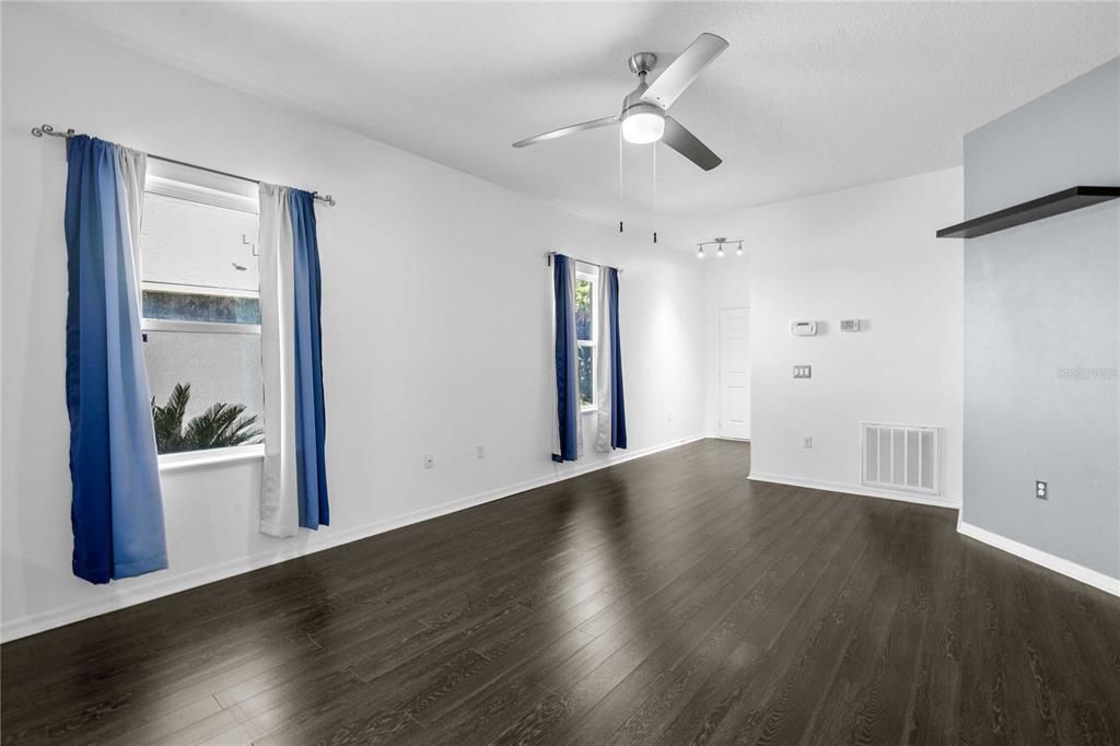 Под контрактом: $299,900 (3 спален, 2 ванн, 1360 Квадратных фут)