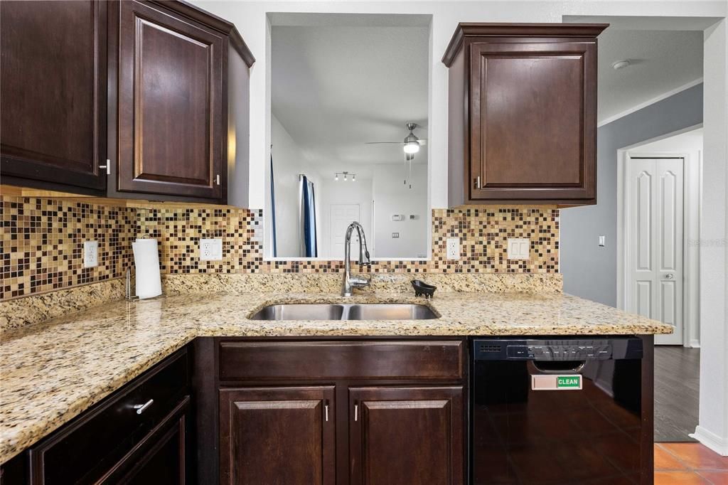 Под контрактом: $299,900 (3 спален, 2 ванн, 1360 Квадратных фут)