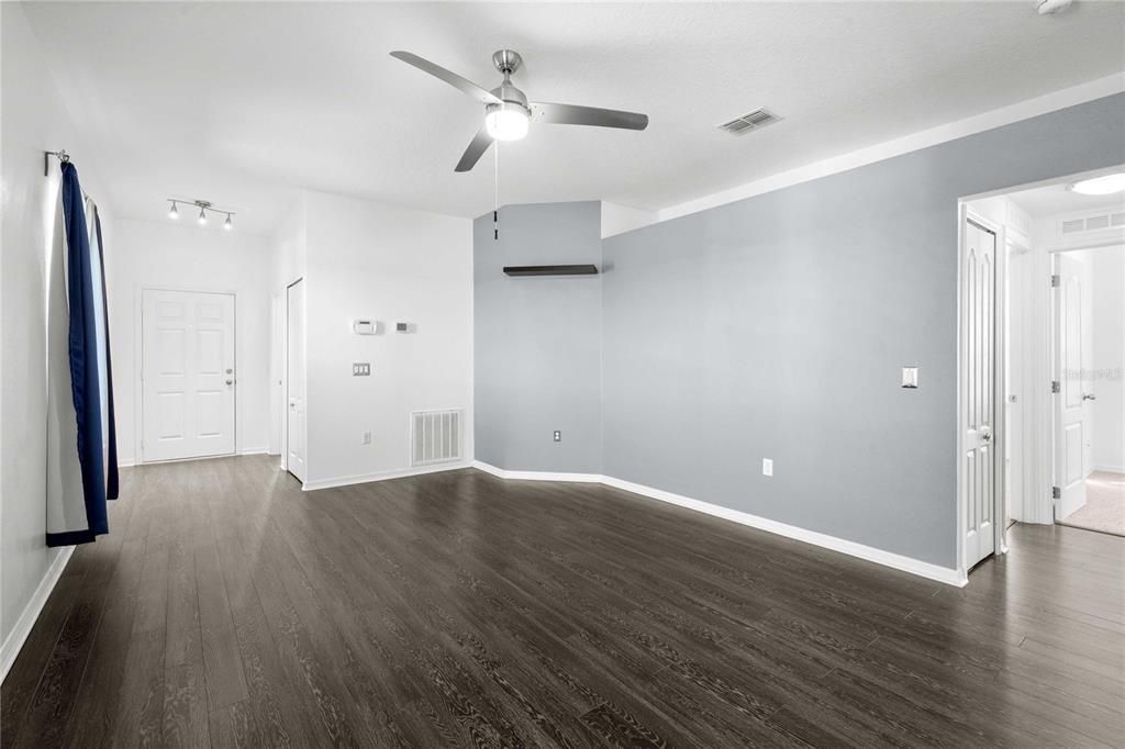 Под контрактом: $299,900 (3 спален, 2 ванн, 1360 Квадратных фут)