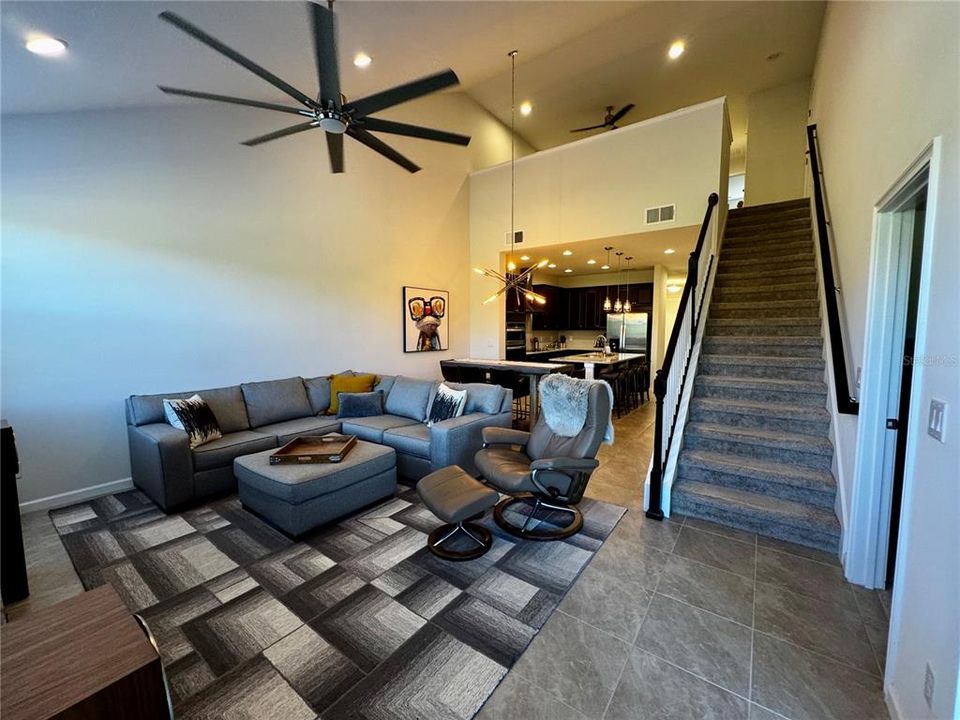 Activo con contrato: $2,400 (3 camas, 2 baños, 1932 Pies cuadrados)