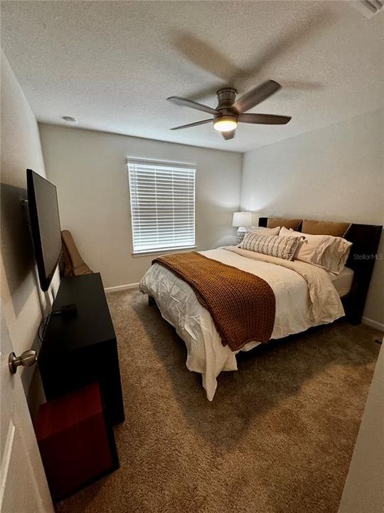 Activo con contrato: $2,400 (3 camas, 2 baños, 1932 Pies cuadrados)