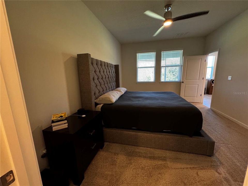 Activo con contrato: $2,400 (3 camas, 2 baños, 1932 Pies cuadrados)