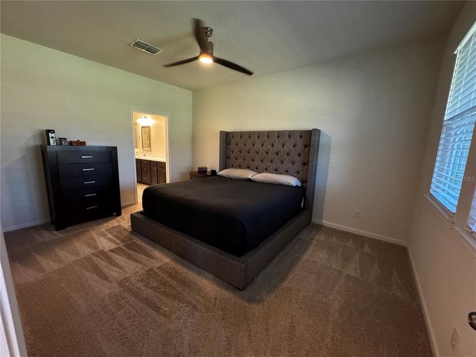 Activo con contrato: $2,400 (3 camas, 2 baños, 1932 Pies cuadrados)