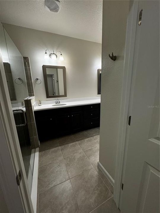 Activo con contrato: $2,400 (3 camas, 2 baños, 1932 Pies cuadrados)