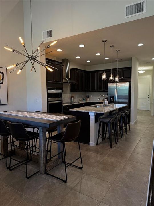 Activo con contrato: $2,400 (3 camas, 2 baños, 1932 Pies cuadrados)