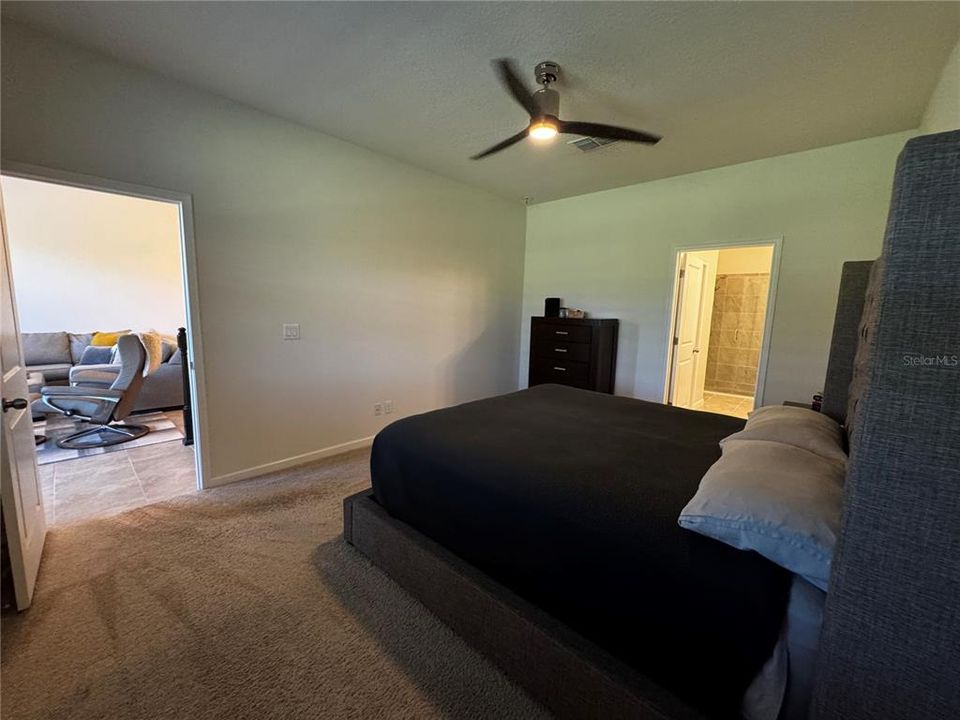 Activo con contrato: $2,400 (3 camas, 2 baños, 1932 Pies cuadrados)