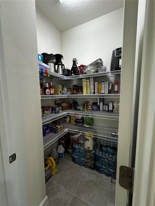 Activo con contrato: $2,400 (3 camas, 2 baños, 1932 Pies cuadrados)