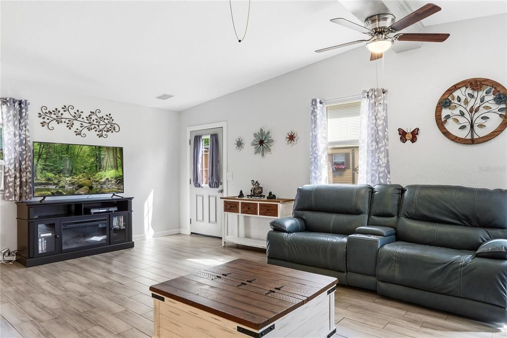 For Sale: $399,900 (3 beds, 2 baths, 1476 Square Feet)