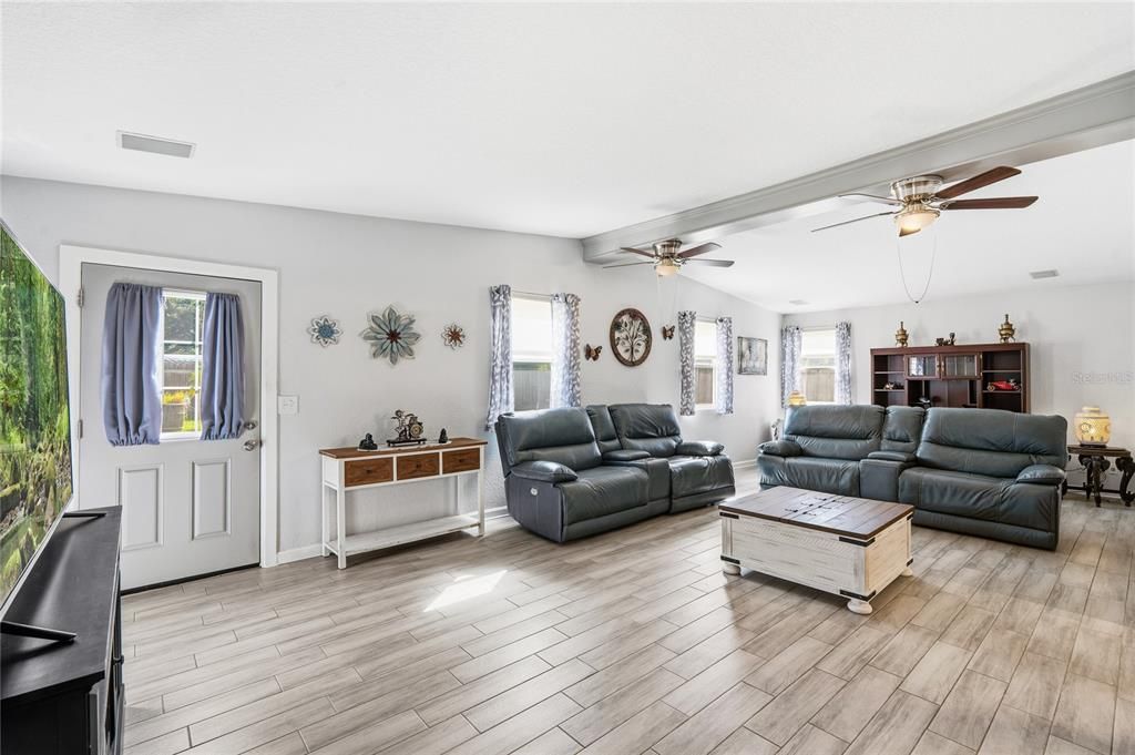 For Sale: $399,900 (3 beds, 2 baths, 1476 Square Feet)