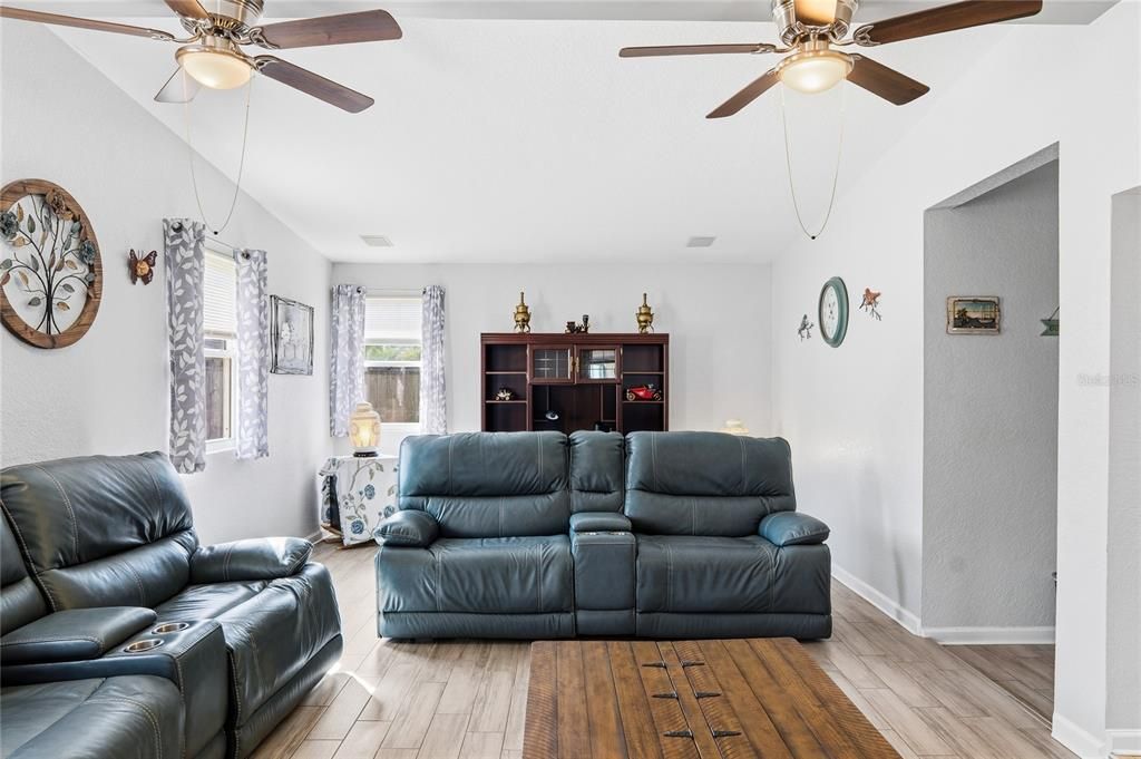 For Sale: $399,900 (3 beds, 2 baths, 1476 Square Feet)