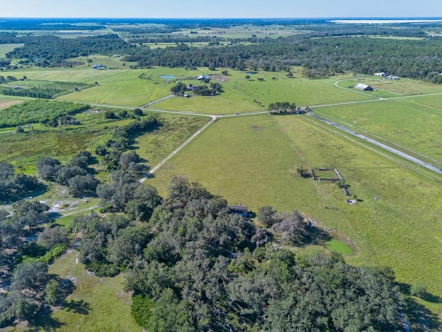 На продажу: $999,000 (43.19 acres)