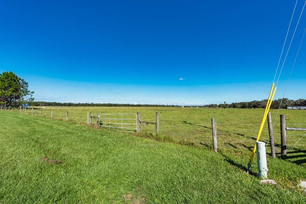 На продажу: $999,000 (43.19 acres)