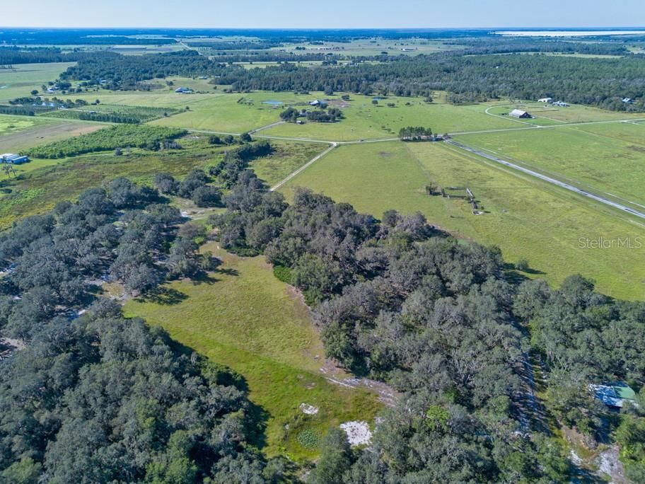 На продажу: $999,000 (43.19 acres)