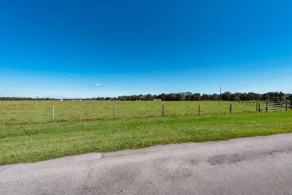 На продажу: $999,000 (43.19 acres)