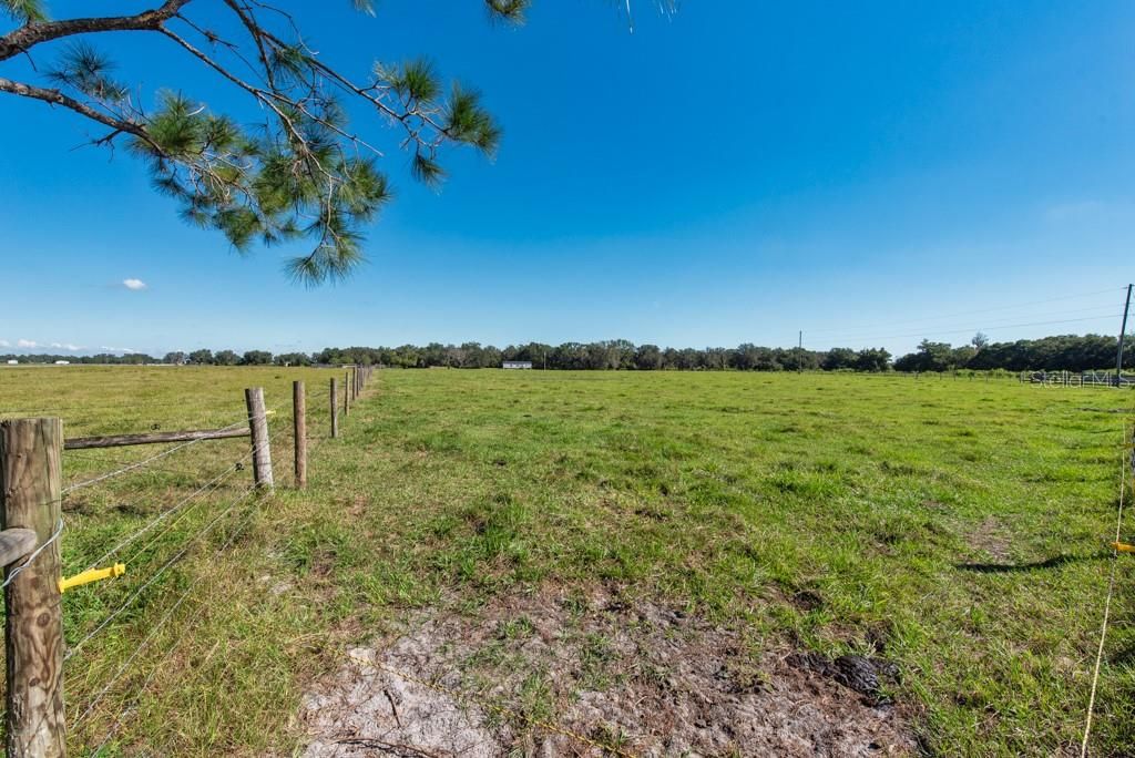 На продажу: $999,000 (43.19 acres)