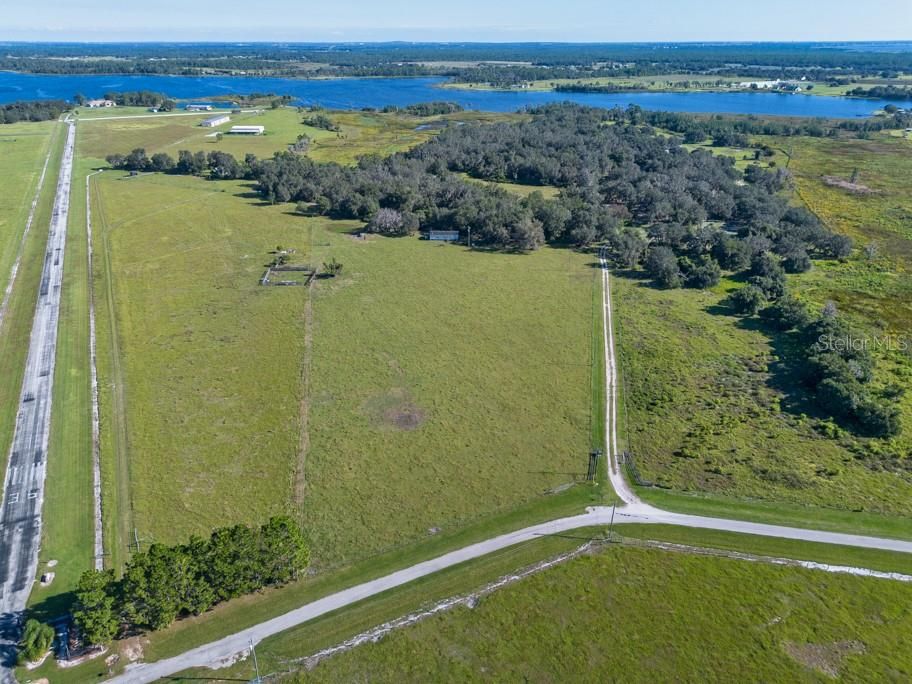 На продажу: $999,000 (43.19 acres)