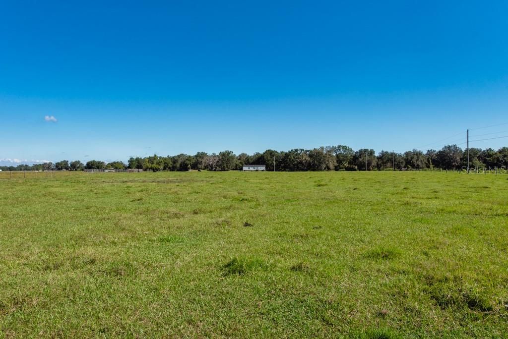 На продажу: $999,000 (43.19 acres)