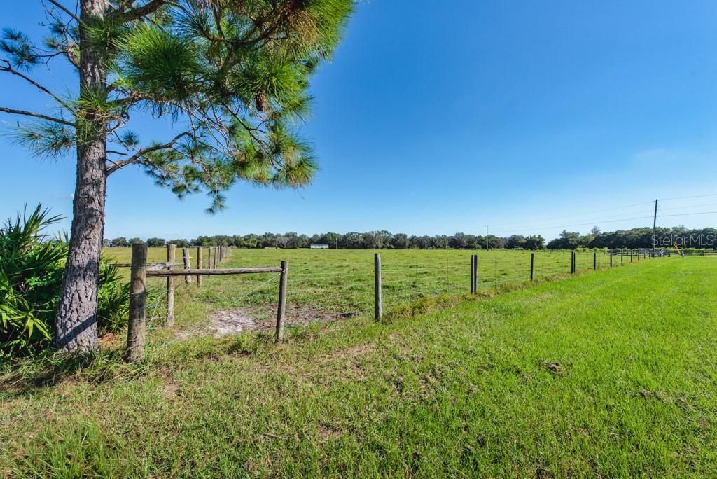 На продажу: $999,000 (43.19 acres)