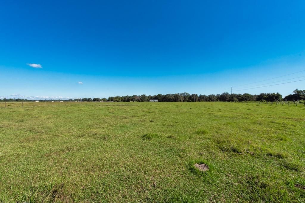 На продажу: $999,000 (43.19 acres)