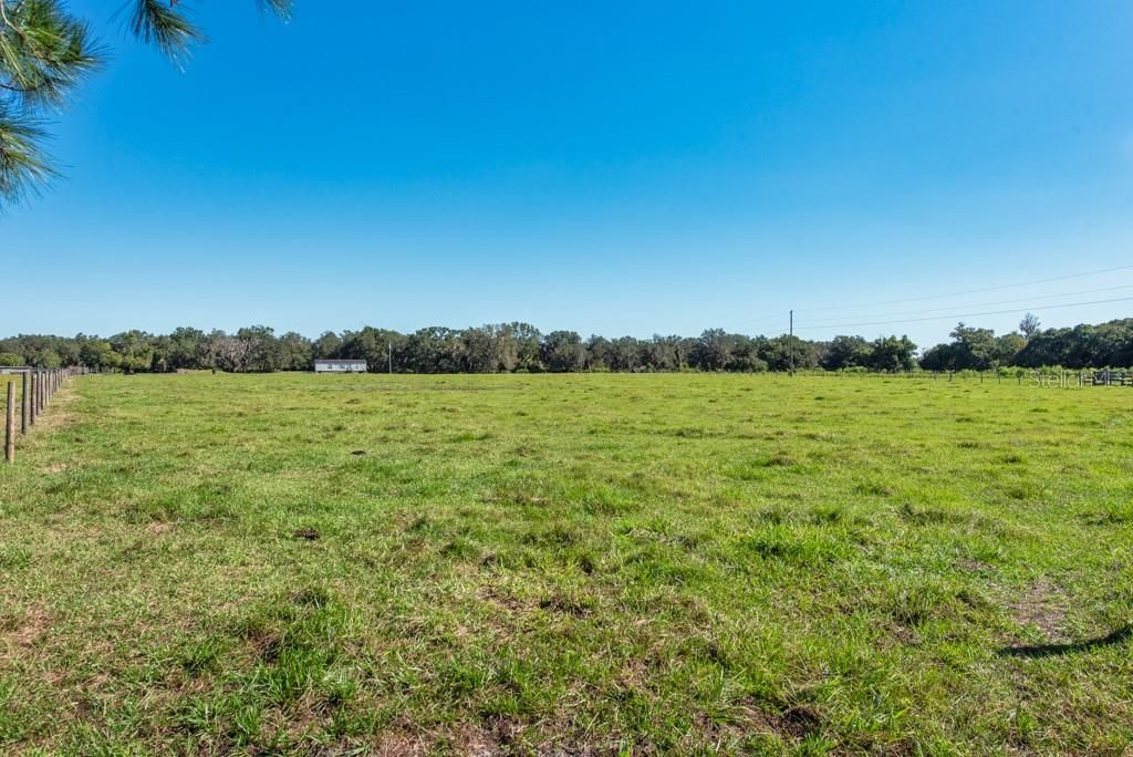 На продажу: $999,000 (43.19 acres)