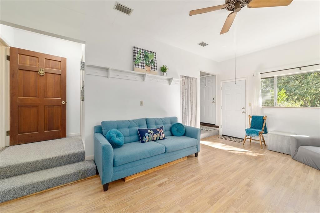 Activo con contrato: $265,000 (4 camas, 2 baños, 1749 Pies cuadrados)