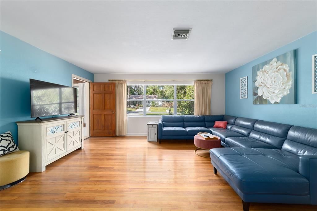 Activo con contrato: $265,000 (4 camas, 2 baños, 1749 Pies cuadrados)