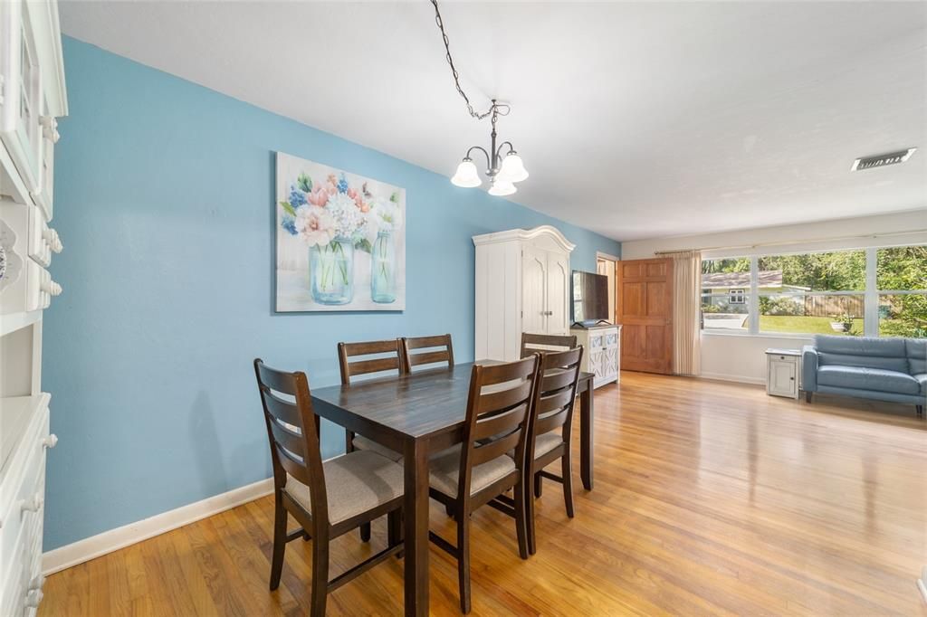 Activo con contrato: $265,000 (4 camas, 2 baños, 1749 Pies cuadrados)