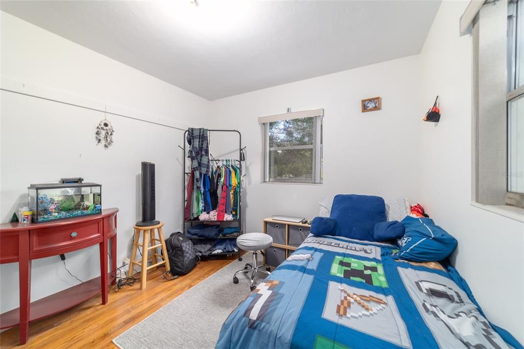 Activo con contrato: $265,000 (4 camas, 2 baños, 1749 Pies cuadrados)