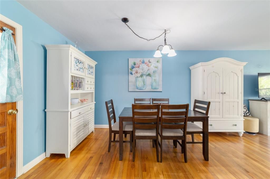 Activo con contrato: $265,000 (4 camas, 2 baños, 1749 Pies cuadrados)