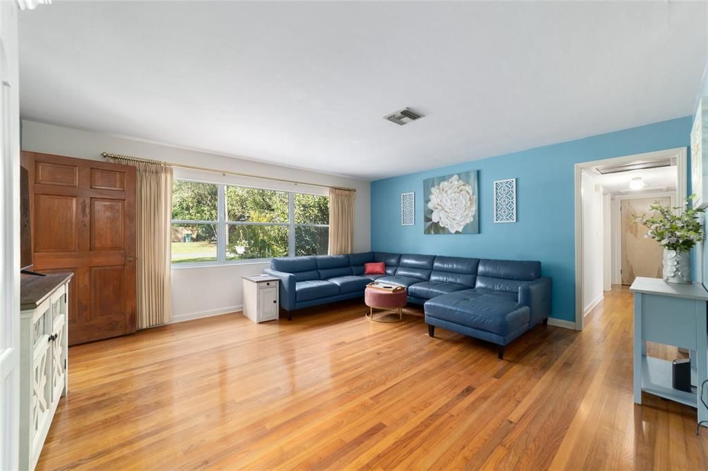 Activo con contrato: $265,000 (4 camas, 2 baños, 1749 Pies cuadrados)