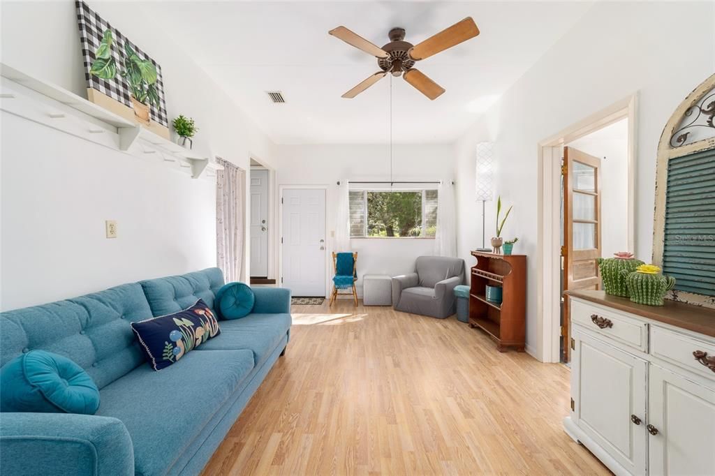 Activo con contrato: $265,000 (4 camas, 2 baños, 1749 Pies cuadrados)